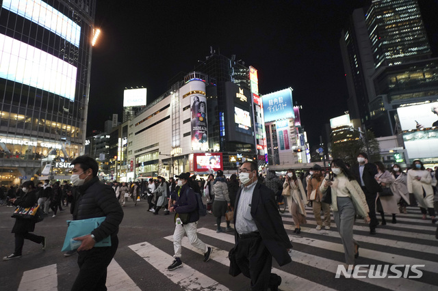 [도쿄=AP/뉴시스]일본 도쿄의 시부야에서 지난 16일 시민들이 신종 코로나바이러스 감염증(코로나19) 확산 방지를 위해 마스크를 쓴 채 거리를 걷고 있다. 20일 일본 정부는 면마스크를 재사용하기 위해 세탁하는 방법을 담은 동영상을 공개했다. 2020.3.20