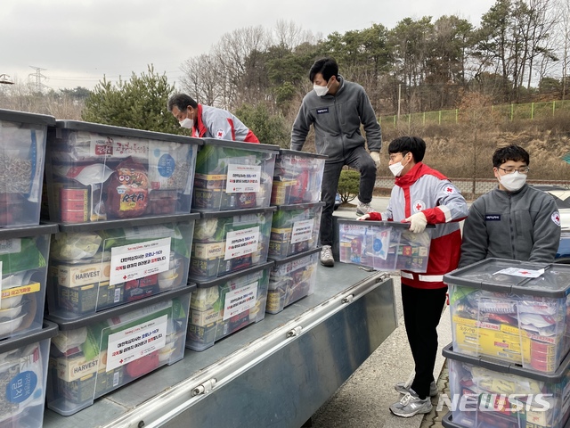 [청주=뉴시스] 조성현 기자 = 대한적십자사 충북지사는 17일 신종 코로나바이러스 감염증(코로나19) 집단 감염으로 불편을 겪고 있는 괴산 장연면 주민에게 보내줄 구호물품을 괴산군청 직원들에게 전달하고 있다. (사진=대한적십자사 충북지사 제공) 2020.03.17. photo@newsis.com