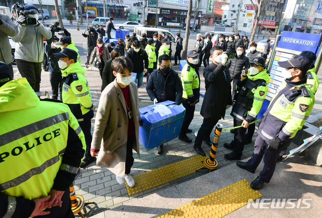 [대구=뉴시스] 박준 기자 = 대구시는 17일 오전 9시10분께 남구 신천지 대구교회에서 공무원 58명과 경찰 39명 등 총 97명을 투입해 신천지 대구교회에 대한 2차 행정조사를 실시하고 교인 누락 여부 및 집단거주지 등의 파악에 나섰다. (사진=대구시 제공) 2020.03.17.photo@newsis.com