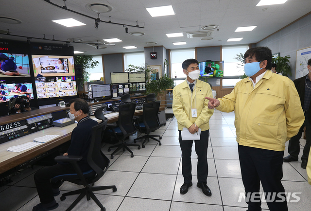 [서울=뉴시스]방송통신위원회는 한상혁 위원장이 17일 경기도 일산에 위치한 EBS를 방문해 코로나19 대응 현황을 점검했다고 밝혔다. (사진=방송통신위원회 제공) 2020.03.17