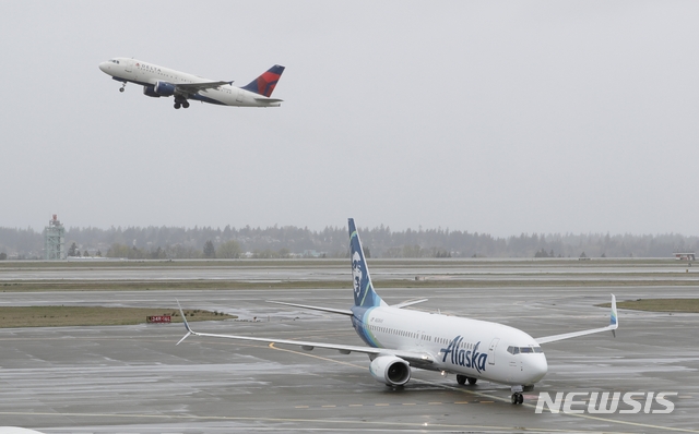 [AP/뉴시스]극소수의 국내선 여객개들만이 이착륙을 하고 있는 미국시애틀의 공항. 