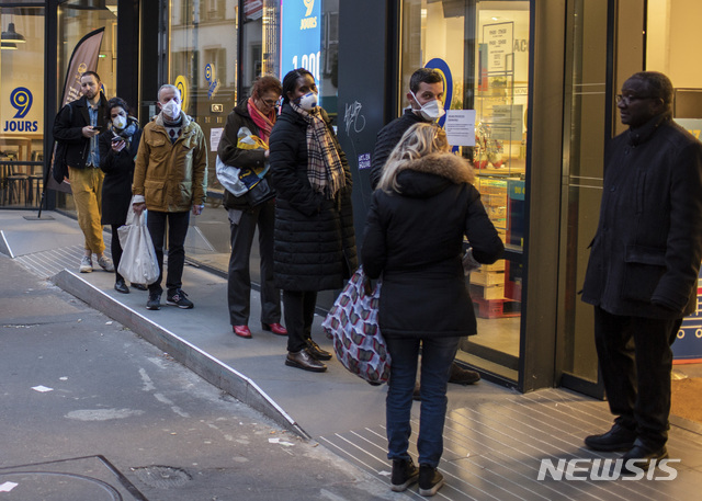 [파리=AP/뉴시스]16일(현지시간) 프랑스 파리에서 마스크를 쓴 시민들이 '사회적 거리 두기'를 실천하면서 슈퍼마켓 입장 순서를 기다리고 있다. 에마뉘엘 마크롱 대통령은 이날 신종 코로나바이러스 감염증(코로나19) 관련 대국민담화를 통해 15일간 전 국민 이동 제한령을 발표했다. 2020.03.17.