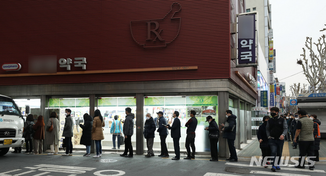 [서울=뉴시스]이윤청 기자 = 마스크 5부제 시행 둘째 주인 17일 오전 서울 종로구의 한 약국에서 시민들이 공적마스크를 구매하기 위해 줄을 서 있다. 2020.03.17. radiohead@newsis.com <해당 사진은 기사 내용과 관련이 없습니다.>