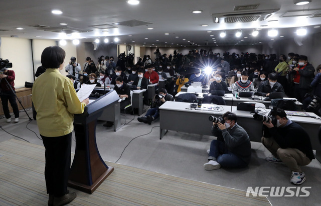 [서울=뉴시스] 고범준 기자 = 유은혜 사회부총리 겸 교육부 장관이 17일 오후 서울 종로구 정부서울청사 브리핑룸에서 유치원과 초·중·고등학교의 3차 개학 연기 및 후속 대책 등을 발표를 하고 있다. 2020.03.17. bjko@newsis.com