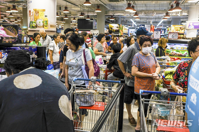 [싱가포르=AP/뉴시스] 전국민 이동금지령이 선포된 직후인 지난 3월27일 싱가포르 주민들이 식료품을 사기위해 마트로 몰렸다.2020.05.27