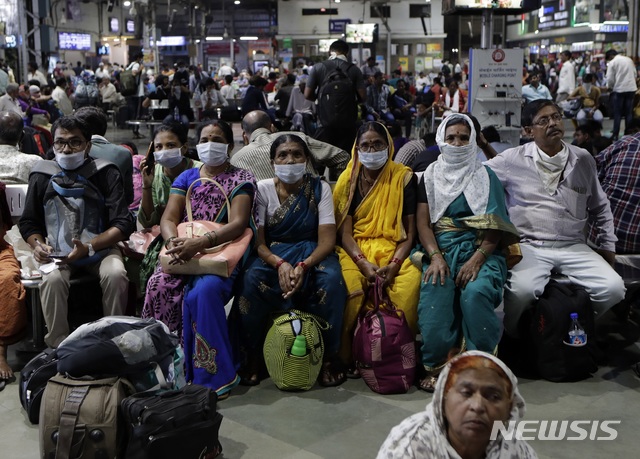 [뭄바이(인도)=AP/뉴시스]17일 인도 뭄바이의 한 기차역 대합실에 신종 코로나바이러스 감염증(코로나19)에 대처하기 위해 마스크를 쓴 사람들이 앉아 있다. 13억 인구로 중국에 이어 세계 2위의 인구 대국인 인도가 신종 코로나바이러스 감염증(코로나19)의 새로운 세계적 핫스팟(집중발생지)이 될 수 있다고 전문가들이 경고하고 있다고 사우스 차이나 모닝 포스트(SCMP)가 18일 보도했다. 2020.3.18