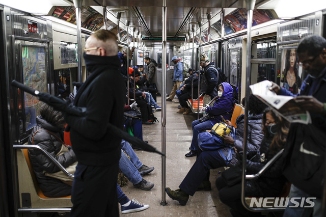 [뉴욕=AP/뉴시스]17일(현지시간) 뉴욕 시내로 향하는 지하철 안이 마스크를 쓴 승객들로 붐비고 있다. 빌 더 블라지오 뉴욕 시장은 이날 840만 뉴욕 시민들에게 며칠 안에 자택 대피 명령이 내려질 가능성에 대비하라고 말했다. 대피소 명령이 내려지면 시민들은 앞으로 3주 동안 식품이나 의약품 구매를 위한 외출 외에는 집안에만 머물러야 한다. 2020.3.18