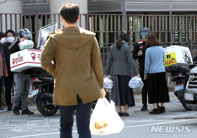 [서울=뉴시스] 점심식사를 배달음식으로 해결하고 있는 시민들. 해당 사진은 기사 내용과 관련이 없습니다. (사진=뉴시스 DB). photo@newsis.com