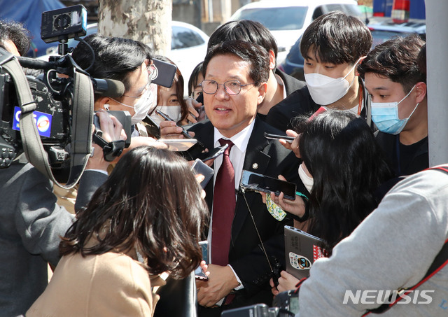 [서울=뉴시스] 김진아 기자 = 정운천 미래한국당 최고위원이 18일 서울 여의도 당사에서 열린 최고위원회의에 참석하고 있다. 2020.03.18.  bluesoda@newsis.com