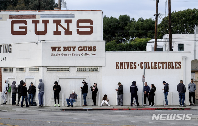 [컬버시티=AP/뉴시스]지난해 3월 15일(현지시간) 미국 캘리포니아주 컬버시티의 한 총기 판매점 앞에 사람들이 줄을 선 모습. 2021.04.10.
