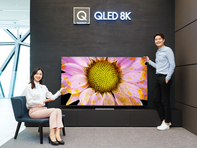 [서울=뉴시스] 삼성전자 모델이 삼성 프리미엄 스토어 갤러리아 광교점에서 2020년형 QLED 8K TV 85형 QT950S 신제품을 소개하고 있다.사진 삼성전자
