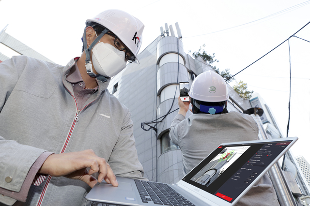 [서울=뉴시스] KT 연구원들이 건물 옥상에 설치된 5G 기지국 점검하는 모습 (사진=KT 제공)