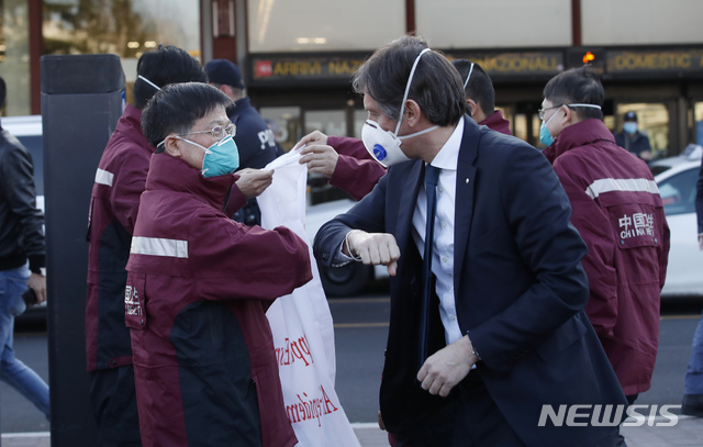 [밀라노=AP/뉴시스] 19일(현지시간) 중국 정부가 파견한 2차 의료지원팀 10명이 이탈리아 롬바르디아 주(州) 밀라노에 도착했다. 사진은 롬바르디아 부주지사인 파브리지오 살라가 중국 의료팀과 팔꿈치로 인사를 하는 모습. 2020.3.20.