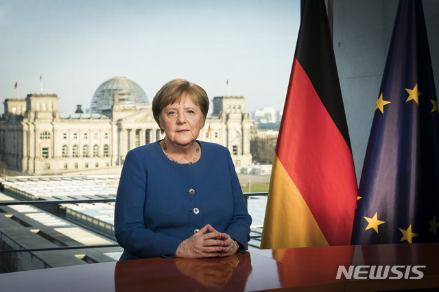 [베를린(독일)=AP/뉴시스] 앙겔라 메르켈 독일 총리가 지난해 3월18일(현지시간) 베를린 총리실에서 코로나19 사태 관련 대국민 메시지를 녹음하고 있다. 2021.12.03.