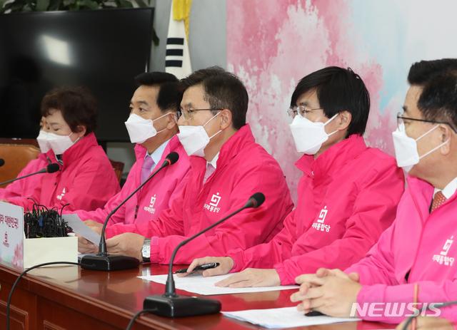 [서울=뉴시스] 고승민 기자 = 황교안 미래통합당 대표가 19일 서울 여의도 국회에서 열린 당 최고위원회의에서 발언하고 있다. 2020.03.19.kkssmm99@newsis.com