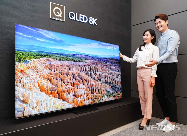 [서울=뉴시스]삼성전자는 19일 2020년형 삼성 QLED 8K TV를 국내 시장에 전격 출시했다. 모델이 삼성 프리미엄 스토어 갤러리아 광교점에서 2020년형 QLED 8K TV 85형 QT950S 신제품을 소개하고 있다. (사진=삼성전자 제공) 2020.03.19.photo@newsis.com