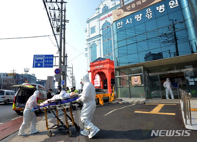 [대구=뉴시스] 이무열 기자 = 환자와 직원 등 70여 명의 신종 코로나바이러스 감염증(코로나19) 확진자가 발생한 대구 서구 비산동 한사랑요양병원에서 19일 오전 방호복을 착용한 119 구급대원들이 코로나19 환자를 대구의료원으로 이송하고 있다. 2020.03.19. lmy@newsis.com