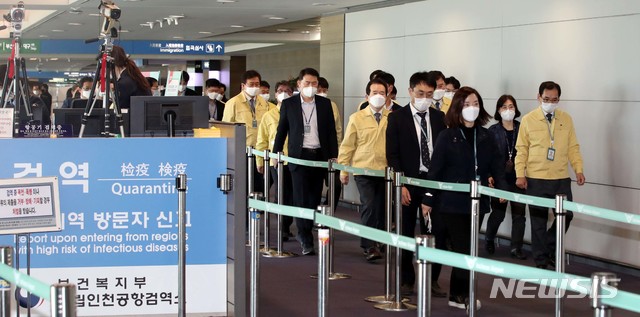 [인천공항=뉴시스]정세균 국무총리가 19일 신종 코로나바이러스 감염증(코로나19) 대응 검역 현장 점검을 위해 인천국제공항 1청사를 방문해 현장을 살펴보고 있다. (사진=공항사진기자단 제공) 2020.03.19. photo@newsis.com