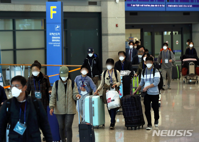 [인천공항=뉴시스] 이윤청 기자 = 이란에 체류 중이었던 교민들과 그 가족들이 특별입국 절차를 통해 19일 오후 인천국제공항으로 귀국하고 있다. 이번 항공편으로 귀국한 인원은 한국인 가족을 둔 이란인 포함 총 80명, 무증상자는 성남시 코이카 연수센터로 이동해 진단검사를 받고 음성이면 14일간 자가격리 된다. 2020.03.19.  radiohead@newsis.com