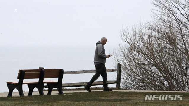 [유클리드=AP/뉴시스]지난 19일 오하이오 유클리드 한 공원에서 한 남성이 홀로 산책하고 있다. 오하이오 주 정부는 22일(현지시간) 신종 코로나바이러스 감염증(코로나19) 확산 저지를 위해 자택 격리 명령을 내렸다. 2020.03.23.