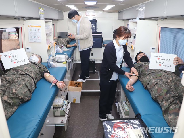 [서울=뉴시스]육군은 20일 신종 코로나바이러스 감염증(코로나19)로 인한 혈액 수급난 해소를 위해 ‘사랑의 헌혈운동’ 캠페인을 펼쳐 온 육군이 단일기관으로 최단시간에 최다헌혈 기록을 달성했다고 밝혔다. 사진은 37사단 장병들이 헌혈하는 모습. (사진=육군 제공) 2020.03.20.photo@newsis.com