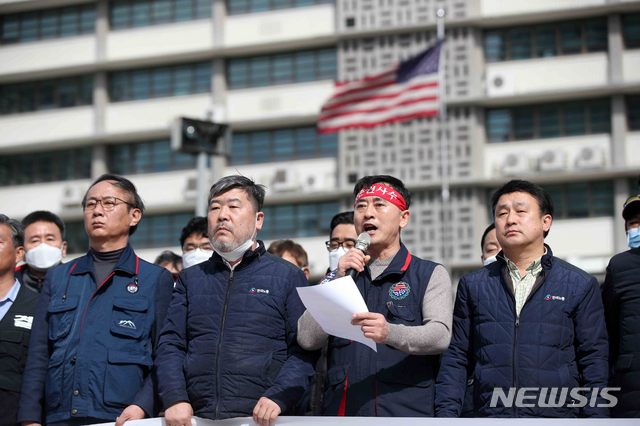 [서울=뉴시스]김선웅 기자 = 전국주한미군한국인노동조합이 20일 오후 서울 종로구 주한미국대사관 앞에서 기자회견을 열고 한국인 노동자들에 대한 무급휴직 철회를 촉구하고 있다. 2020.03.20.  mangusta@newsis.com