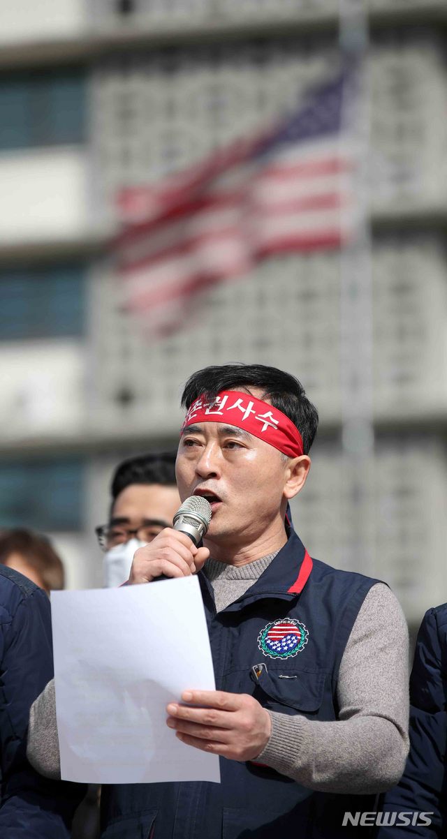 [서울=뉴시스]김선웅 기자 = 전국주한미군한국인노동조합 최응식 위원장이 20일 오후 서울 종로구 주한미국대사관 앞에서 기자회견을 열고 한국인 노동자들에 대한 무급휴직 철회를 촉구하고 있다. 2020.03.20. mangusta@newsis.com