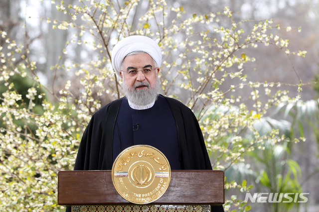 [테헤란=AP/뉴시스]하산 로하니 이란 대통령이 지난 20일(현지시간) 테헤란에서 신년(노루즈) 맞이 대국민 연설을 하는 모습. 2020.3.26