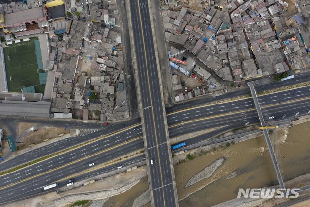 [리마=AP/뉴시스]20일(현지시간) 페루 정부가 신종 코로나바이러스 감염증(코로나19) 대응책으로 국가 비상사태를 선포한 가운데 차량 통행이 없는 리마의 고속도로들이 텅 비어 있다. 2020.03.21. 
