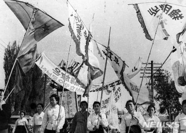 [서울=뉴시스] 1946년 8월 15일 해방 1주년 기념식을 마친 후 평양의 여성동맹 회원들이 평양 시내를 행진하고 있다. (사진=미디어한국학 제공) 2020.03.22. photo@newsis.com