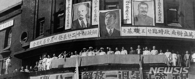 [서울=뉴시스] 1946년 8월 15일 평양에서 소련군과 북조선임시인민위원회 주요 간부들이 참석한 가운데 해방 1주년 기념식이 열리고 있다. (사진=미디어한국학 제공) 2020.03.22.  photo@newsis.com