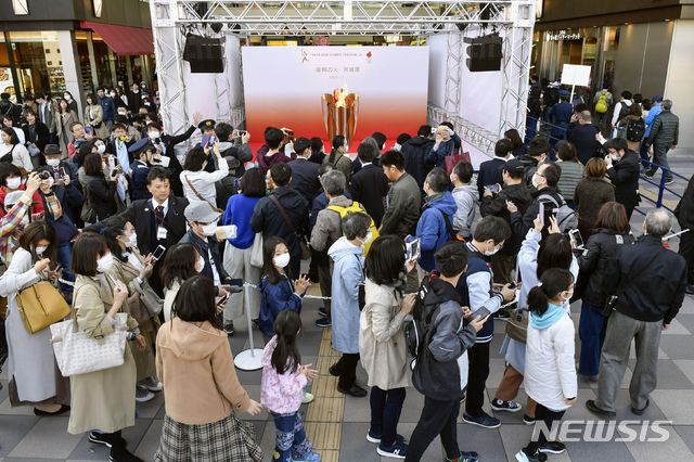  [센다이=AP/뉴시스]21일 일본 미야기현 센다이에서 2020 도쿄올림픽 성화가 일반에 공개돼 성화를 보려는 주민들이 몰려들고 있다. 2020.03.21.   