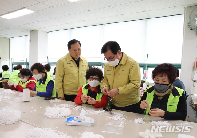 마스크 작업장 찾은 백선기 칠곡군수 (사진=칠곡군 제공)