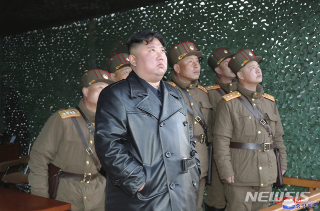 [평양=AP/뉴시스]북한 조선중앙통신은 지난 22일 김정은 북한 국무위원장의 사진을 공개하며 김정은 위원장이 21일 평북 선천 일대의 전술 유도무기 시범 사격 현장을 현지 지도했다고 보도했다. 2020.03.22.
