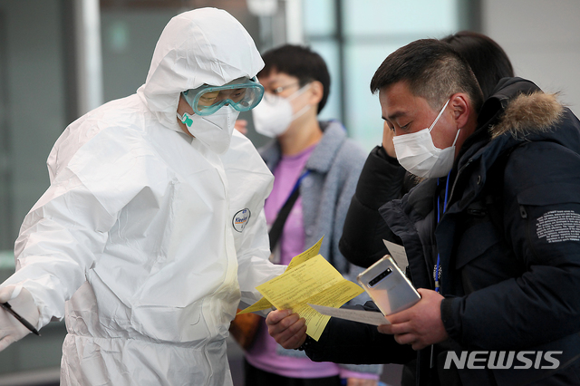 [서울=뉴시스]박주성 기자 = 인천공항 검역을 지원 중인 육군 수도군단 특공연대 장병이 중국발 항공기 입국 승객의 문진표를 확인하고 있다. (사진=육군 제공). 2020.03.22. photo@newsis.com