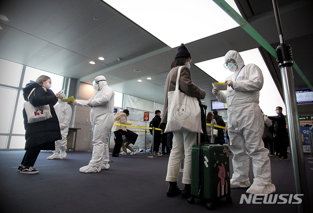 [서울=뉴시스]박주성 기자 = 인천공항 검역을 지원 중인 육군 수도군단 특공연대 장병들이 중국발 항공기 입국 승객들의 문진표를 확인하고 있다. (사진=육군 제공). 2020.03.22.  photo@newsis.com