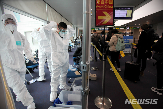 [서울=뉴시스]박주성 기자 = 인천공항 검역을 지원 중인 육군 수도군단 특공연대 장병들이 제1터미널 입국장 한 켠에서 방호복을 착용하며 검역 지원 임무 투입을 준비하고 있다. (사진=육군 제공). 2020.03.22. photo@newsis.com