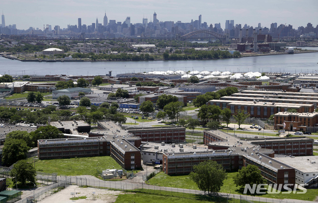[뉴욕=AP/뉴시스]미국 시카고 소재 한 교도소에서 수감자 24명이 신종 코로나바이러스 감염증(코로나19)에 집단 감염됐다는 보도가 나왔다. 사진은 지난 2014년 촬영된 뉴욕 소재 다른 교도소로, 이번 사건과 직접적으로 관련은 없다. 2020.03.27.