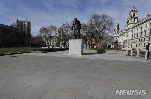 [런던=AP/뉴시스]22일(현지시간) 영국 런던 팔리아먼트 광장의 윈스턴 처칠 전 총리 동상. 2020.03.23. 