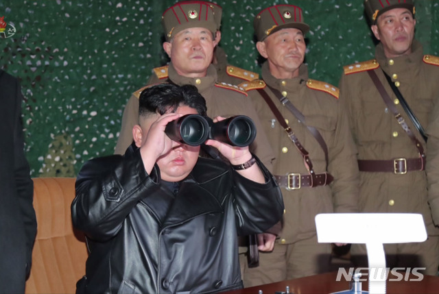 [서울=뉴시스] 북한 조선중앙TV는 지난 22일 김정은 북한 국무위원장이 평북 선천 일대의 전술 유도무기 시범 사격 현장을 현지 지도했다고 보도했다. (사진=조선중앙TV 캡쳐) 2020.03.22. photo@newsis.com