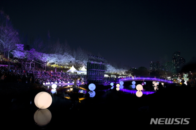 [서울=뉴시스]서초구 양재천 벚꽃 등축제 모습. (사진=서초구 제공) 2020.03.23. photo@newsis.com