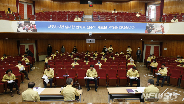 [전주=뉴시스] 한훈 기자 =전북 전주시는 매번 본청 4층 회의실에서 진행하던 간부회의 장소를 시청 강당으로 옮겼다. 김승수 시장은 단상에 올라갔고, 참여한 간부들은 서로서로 2m 간격을 두고 자리했다.(사진=전주시 제공).2020.03.23. photo@newsis.com 