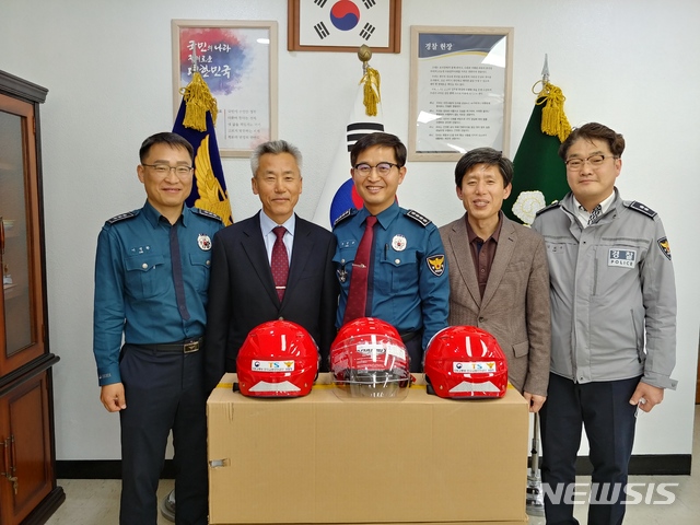 [장수=뉴시스]윤난슬 기자 = 전북 장수경찰서는 최근 한국교통안전공단 전북본부로부터 이륜차 안전모 21개를 전달받았다고 23일 밝혔다.(사진=장수경찰서 제공) 