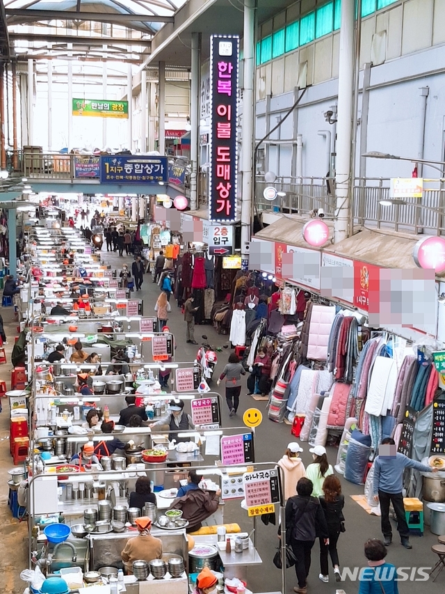 [대구=뉴시스] 23일 낮 대구 서문시장을 찾은 시민들이 바쁘게 오가고 있다. (2020.03.23) ljy@newsis.com