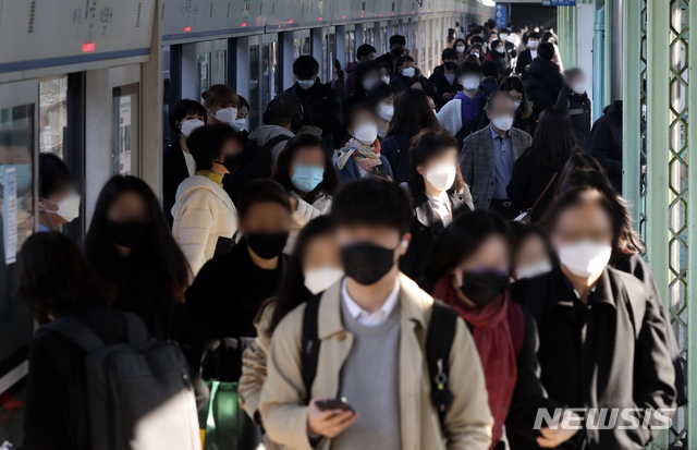 [서울=뉴시스] 서울 구로역 도착한 열차에서 시민들이 마스크를 쓴 채 내리고 있다. 해당 사진은 기사 내용과 관련이 없습니다. (사진=뉴시스 DB). photo@newsis.com.