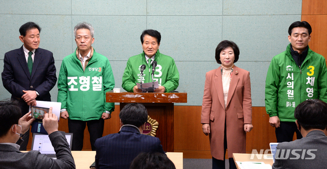 [전주=뉴시스] 김얼 기자 = 민생당 전북도당 예비후보와 관계자들은 23일 전북 전주시 전북도의회 브리핑룸에서 선거대책위원회 출범 기자회견을 열고 질의에 답변하고 있다. 2020.03.23. pmkeul@newsis.com