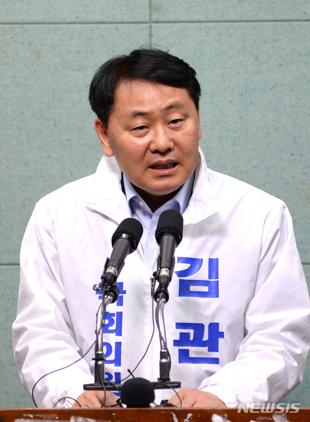 [전주=뉴시스] 김얼 기자 = 무소속 김관영 전북 군산 예비후보가 23일 전북 전주시 전북도의회 브리핑룸을 방문해 기자들과 대화하고 있다. 2020.03.23 pmkeul@newsis.com