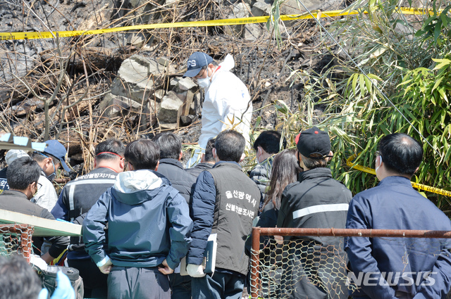 [울산=뉴시스] 배병수 기자 = 지난 19일 발생한 울산 울주군 산불화재 현장감식이 23일 오전 울주군 웅촌면 산불 화재 최초 발화지로 추정되는 현장에서 국과수, 경찰, 소방 등 관계자들이 현장감식을 진행하고 있다. 2020.03.23. bbs@newsis.com