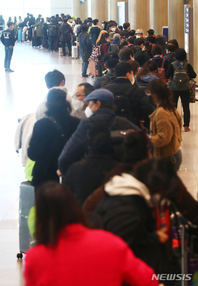 [인천공항=뉴시스]홍효식 기자 = 정부가 코로나19 관련 유럽발 입국자에 대한 검역을 강화한 가운데 23일 인천국제공항 1터미널에서 독일 프랑크푸르트 발 여객기를 타고 입국한 승객들이 격리시설로 이동하는 버스를 탑승하기 위해 줄지어 기다리고 있다. 2020.03.23.  yesphoto@newsis.com