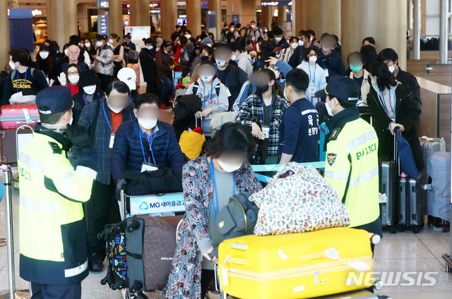 [인천공항=뉴시스]홍효식 기자 = 정부가 코로나19 관련 유럽발 입국자에 대한 검역을 강화한 가운데 23일 인천국제공항 1터미널에서 독일 프랑크푸르트 발 여객기를 타고 입국한 승객들이 격리시설로 이동하는 버스를 탑승하기 위해 줄지어 기다리고 있다. 2020.03.23.  yesphoto@newsis.com